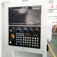 Centre d'usinage vertical CNC VMC855 avec système de commande Fanuc, adapté à l'usinage de petites pièces de précision