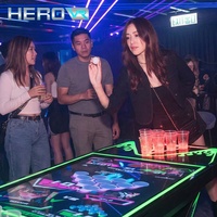 HEROVR Jeu de société pour jeunes, Table de Beer Pong numériquée, Machine d'arcade de lancer avec LED 16 couleurs en acier inoxydable pour discothèque