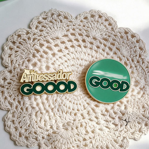Fournisseur en gros de badges nominatifs à clip en émail souple doré brillant avec logo de marque et de société - Product Image 1
