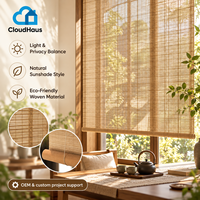 Stores enrouleurs en bambou naturel tissé sur mesure, texture douce et légère, pour le traitement des fenêtres du salon, design d'intérieur