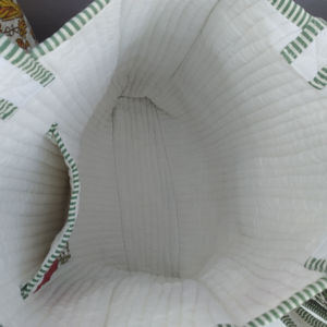 Sac à bandoulière géométrique floral imprimé à la main en Inde pour femmes avec deux sangles, doublure en coton doux, sac fourre-tout tendance pour toutes les saisons - Product Image 2