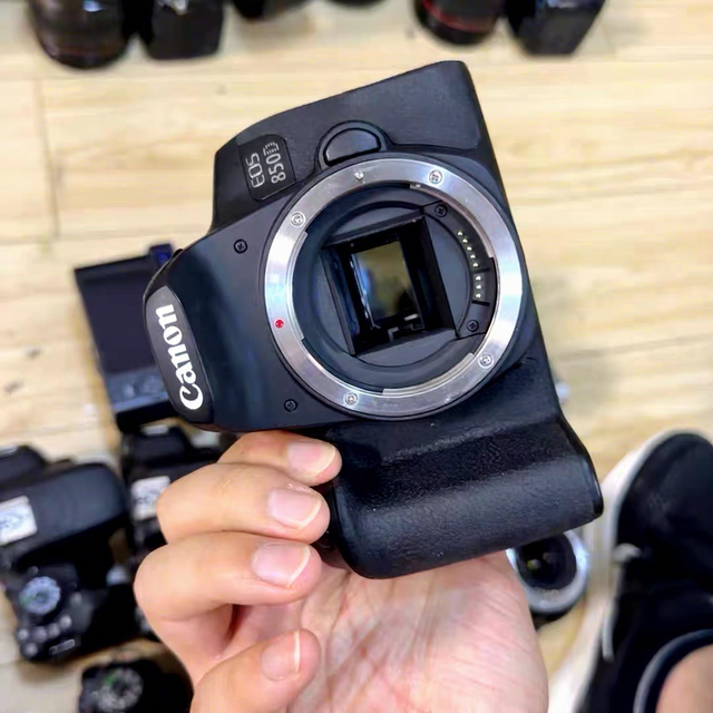 USD529 EOS 850D Canons Original Second Hand Digital Camera SLR with battery and battery charge Good Condition