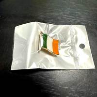 Insigne de drapeau irlandais de 2cm Fourniture directe en usine Boucle de sécurité en métal en alliage en stock pour l'affichage de la fierté nationale Accessoire de mode