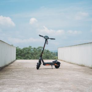 Vente en gros de trottinettes électriques KuKirin 800W 48V 15.6Ah pliables pour adultes, vitesse 45 km/h, autonomie 55 km, stock UK - Product Image 2