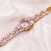OEM Luxus Damen Quarzuhr mit Perlmuttzifferblatt, 3ATM Wasserdicht, Vollbesetzt mit CZ-Diamanten, Armband im Modischen Business-Stil, Zeiger-Armbanduhr