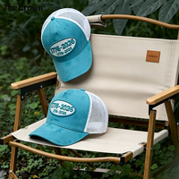 Gorra Trucker de 5 Paneles de Gamuza con Logotipo Personalizado, Venta al por Mayor, Malla Trasera, Parche Bordado, Fabricante de Gorras de Aniversario de EE. UU.