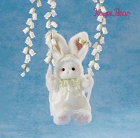 Adorable lapin en peluche blanc sur le thème du printemps avec robe en dentelle et tulipe