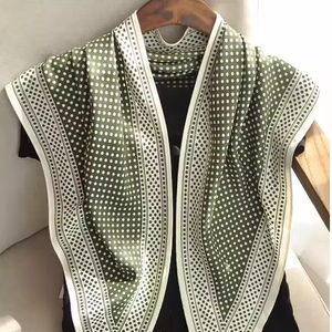 Sciarpa Triangolare in Chiffon Personalizzabile con Pois Verdi e Bordo Geometrico, Leggera e Multifunzionale - Product Image 1