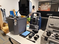 Station totale robotisée Hi-Target HTS-820 pour la mesure par une seule personne avec un tracker de prisme IA réduit le temps de fonctionnement de 50 %.