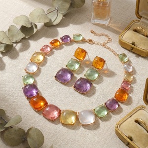 Set di Gioielli Placcato Oro 18K con Cristalli Multicolore Taglio Cuscino, Collana Girocollo con Pietre Incastonate a Griffe Quadrate e Orecchini Pendenti da Donna per Feste - Product Image 5
