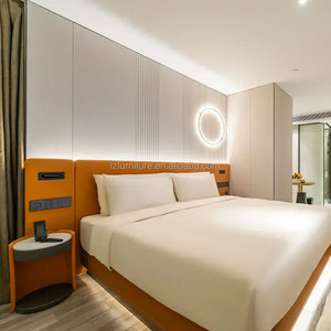 Base de Cama de Madera Maciza Tamaño Queen/King con Cabecera, Mesitas de Noche, Mesa Auxiliar y Armario para Conjuntos de Muebles de Dormitorio de Hotel de 3 Estrellas - Product Image 1