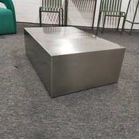 Table basse rectangulaire moderne et élégante en acier inoxydable poli pour salon