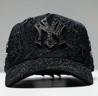 Gorra de Béisbol Negra con Adornos de Diamantes de Imitación, Colgante de Cruz Metálica, Detalles de Remaches con Cristales Brillantes y Visera Curva