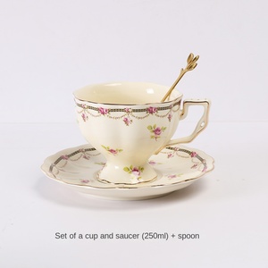 Service à café et à thé en <span class=keywords><strong>porcelaine</strong></span> rose vintage européen Design de thé de l'après-midi anglais élégant <span class=keywords><strong>grande</strong></span> <span class=keywords><strong>tasse</strong></span> avec cuillère pour lait à usage domestique - Product Image 4