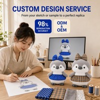 Peluche pingouin mignon gris et blanc avec robe à imprimé cœur bleu, animal en peluche pour la décoration moderne des canapés et cadeau pour une pièce douillette