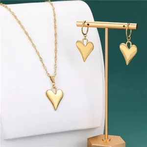 Love Design Clean Fit Gold Silver Heart Colgante Collar 18K PVD Chapado en oro Acero inoxidable Metal Love Heart Jewelry