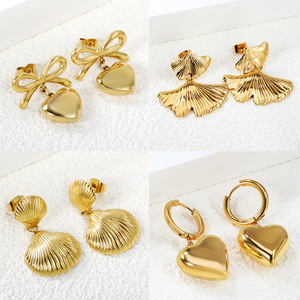 Pendientes con forma de corazón chapados en oro, aleación de zinc, diseño de lazo con corazón pequeño para mujer, joyería de moda - Product Image 1