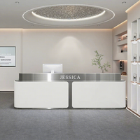 Bureau d'accueil en bois à texture marbre de luxe pour bureau moderne, idéal comme comptoir de caisse dans les hôtels, les gymnases, les hôpitaux et les centres commerciaux