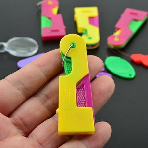 Herramienta enhebradora de agujas colorida con mango de plástico, asistente rápido para coser a mano, manualidades y bricolaje, hecha en China. - Product Image 2