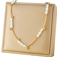 Collier tendance en acier inoxydable plaqué or 18 carats avec motif floral, perles d'imitation et perles entretoises sculptées |   Design de collier élégant