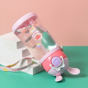 Botella de agua infantil de plástico con pajita, diseño de conejo y oso de dibujos animados, portátil, moderna y bonita, para deportes al aire libre, de la marca Seaygift. - Product Image 5