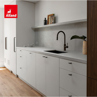 Meuble de cuisine Alland en bois massif sur mesure, buffet en noyer, îlot incurvé avec armoires de cuisine beiges