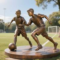 Sculpture de figurine de footballiste adolescent en bronze poli sur mesure, œuvre d'art grandeur nature, modèle de logo pour rue commerciale et place