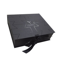 Boîte cadeau magnétique pliable noire avec motif géométrique brillant UV, logo en feuille d'argent et ruban en satin