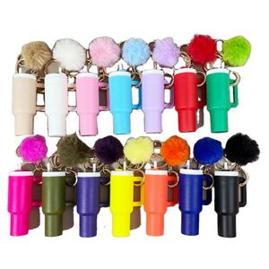 Nuevo Llavero con Diseño de Copa Rompehielos de Color Sólido y Pompón, Llavero Promocional con Diseño de Copa Campeón de Colores Simples y Puros - Product Image 1