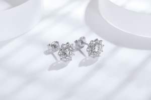 Pendientes de Plata con Moissanita Blanca VVS1, Redondos de 5mm, 0.5ct, Modernos - Product Image 3