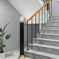 Piliers, colonnes et poteaux décoratifs contemporains en fer, acier et métal avec cristaux pour escaliers, rampes, clôtures et balcons