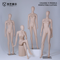 Mannequin de vitrine femme en fibre de verre, corps entier, avec tête flexible, pose assise décontractée, pour présentation en magasin de vêtements féminins