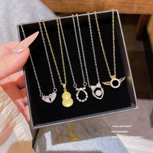 Collana con Ciondolo a Forma di Luna in Zirconi Placcato Oro 18K di Alta Qualità per Donna, Elegante Catena alla Moda - Product Image 2