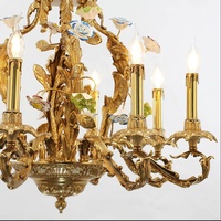 Lustre français en laiton à 8 lumières décoration fleur en porcelaine pour salon