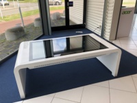 Table basse interactive intelligente tout-en-un avec écran tactile LCD 4K de 65 pouces, boîtier en tôle étanche, équipement publicitaire