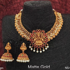 Ensemble de bijoux temple en or mat exquis avec pendentif déesse Lakshmi pierres rouges et accents de perles parfaits pour les mariages - Product Image 1