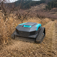 Robot tondeuse télécommandé sur chenilles robuste, moteur essence 4 temps, qualité professionnelle pour le désherbage des terres agricoles et des zones montagneuses