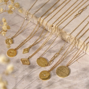 Collares de Gargantilla con Colgante Redondo de Acero Inoxidable Chapado en Oro, Accesorios Delicados al por Mayor para Mujer - Product Image 4