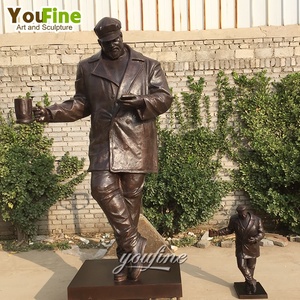 YOUFINE, tamaño real o gran fundición, arte, bar al aire libre, decoración al aire libre, estatua de hombre de pie de bronce con una taza de cerveza a la venta - Product Image 3