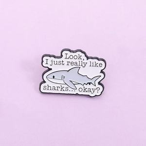 Spilla con lettere smaltate, mi piace molto il distintivo con spilla di squali, regalo di gioielli di animali per bambini e amici di laurea - Product Image 1