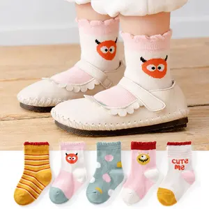 Vente en gros de chaussettes pour enfants en coton personnalisé Sbsorbent Cartoon Chaussettes pour bébés coréennes en polyester à tube moyen