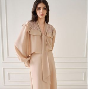 Mejor precio Camisa de mujer ZANA TIE-DETAILLED BLUSA con volantes Sin mangas Mison Satin Ropa de mujer Elegante logotipo personalizado - Product Image 3