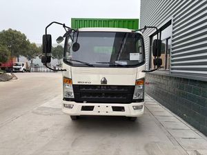 Camión de Carga Ligero Sinotruck Howo Económico con Caja Cerrada, Puerta Lateral y Puerta Trasera para Transporte de Mercancías - Product Image 2