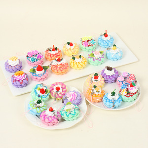 Modelos de donuts rellenos de crema de PVC, llaveros y colgantes para bolsos con forma de pastel realista multicolor. - Product Image 2