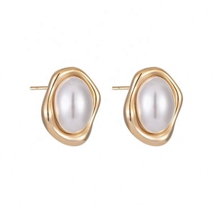 Boucles d'oreilles tendance en argent S925 haut de gamme, amincissantes, avec faux perles et placage or, accessoire polyvalent pour le quotidien - Product Image 5