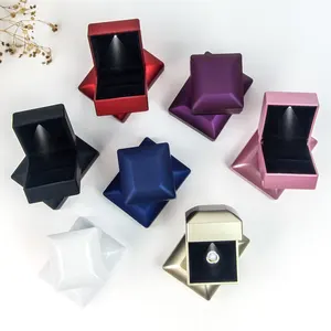 Caixa de pingente FORTE para interior, tinta + veludo, branco, preto, rosa, vermelho, caixa de joias LED personalizada, embalagem