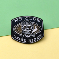 Épinglette en émail « No Club Lone Rider » Crâne de motard, broche rebelle anti-club, bijoux gothiques punk