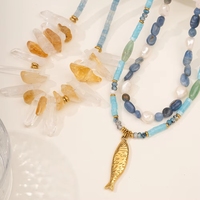 Collar de Verano con Cuentas de Piedra Natural Azul, Cristal Blanco Rectangular, Perla de Agua Dulce y Dije de Pez Dorado en Acero Inoxidable