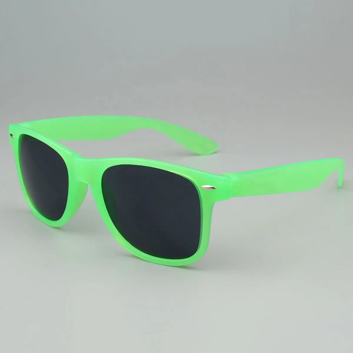 Зеленая вечеринка, светящийся Логотип на заказ, дешевое продвижение OEM, модный принт UV400, оптовая продажа, дизайнерские пластиковые солнцезащитные очки из поликарбоната