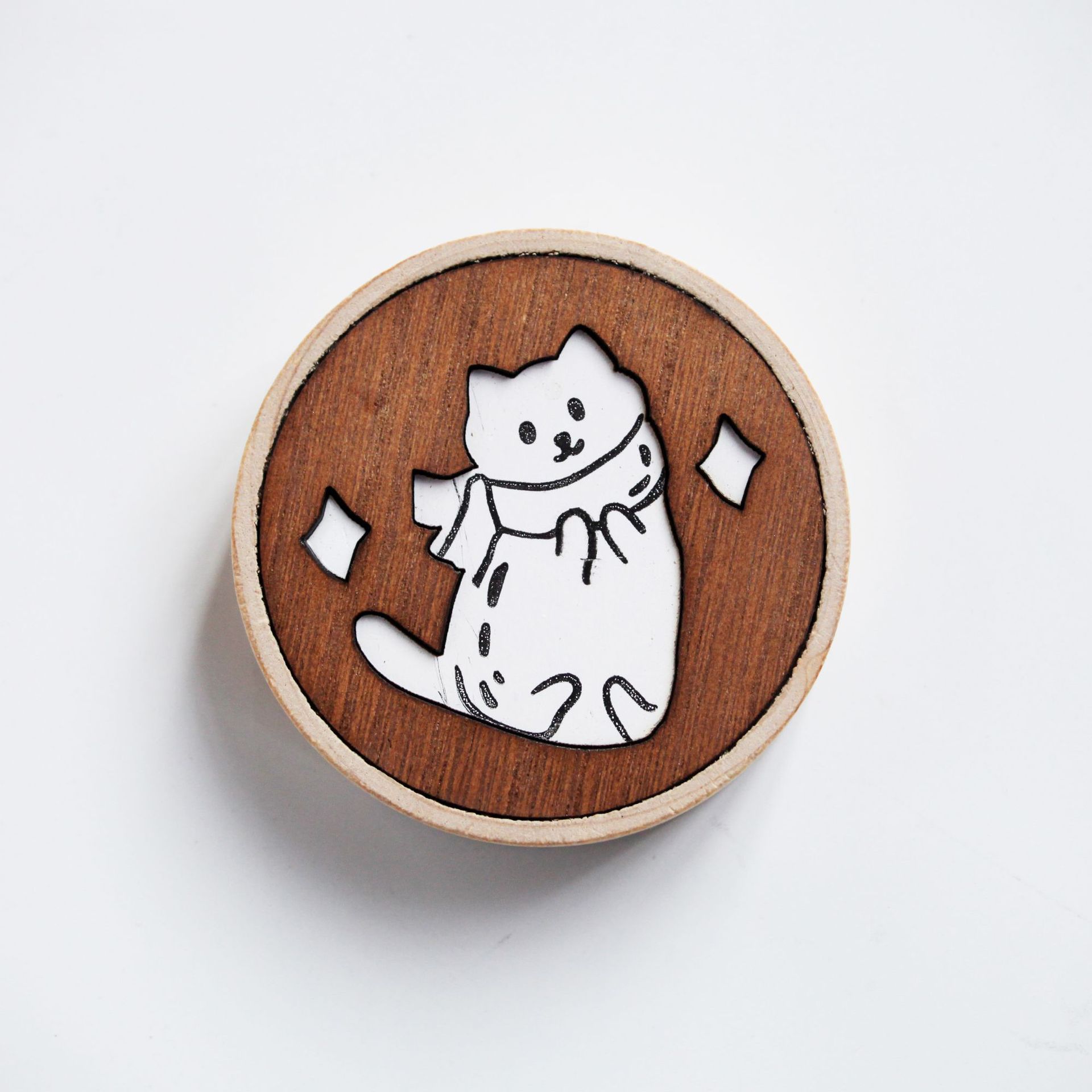 chat couleur bois